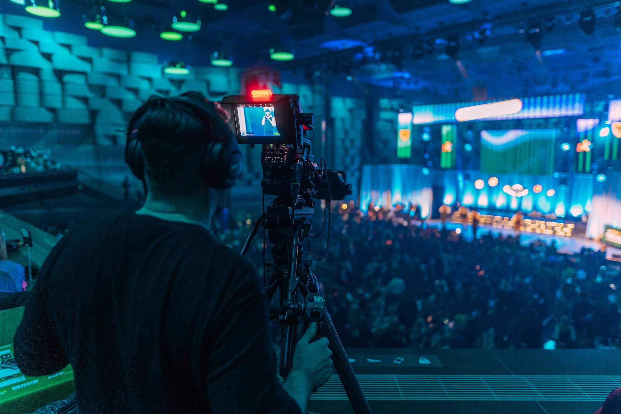Kameramann filmt Show von Empore